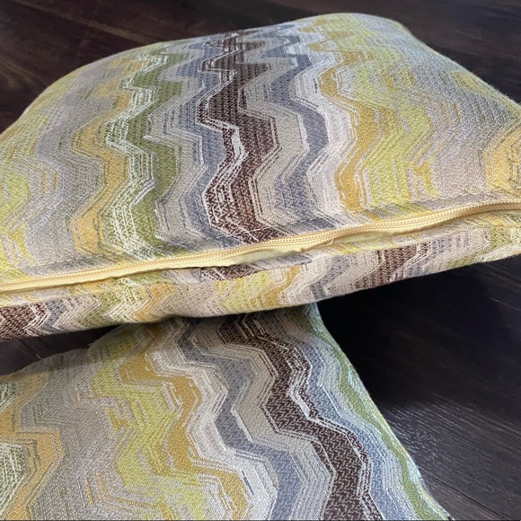 2 Great Textured 16 x 16 Accent Trow Pillows - Picture 9 of 10